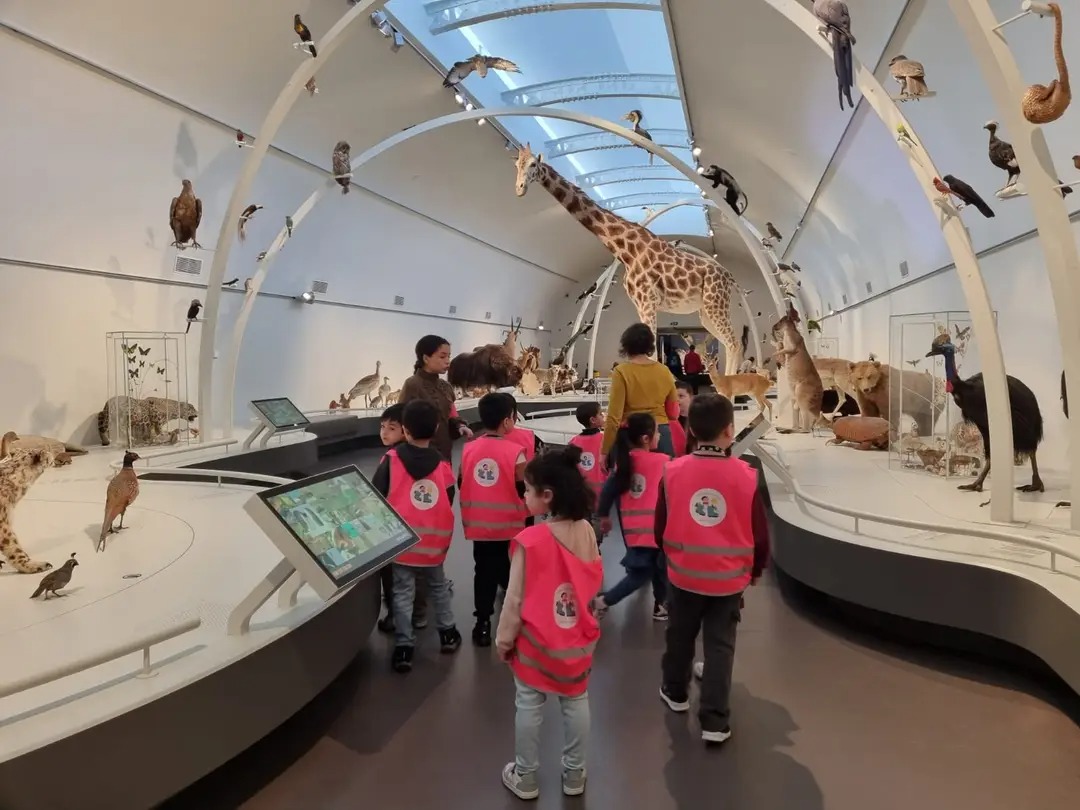 Enfants en atelier créatif