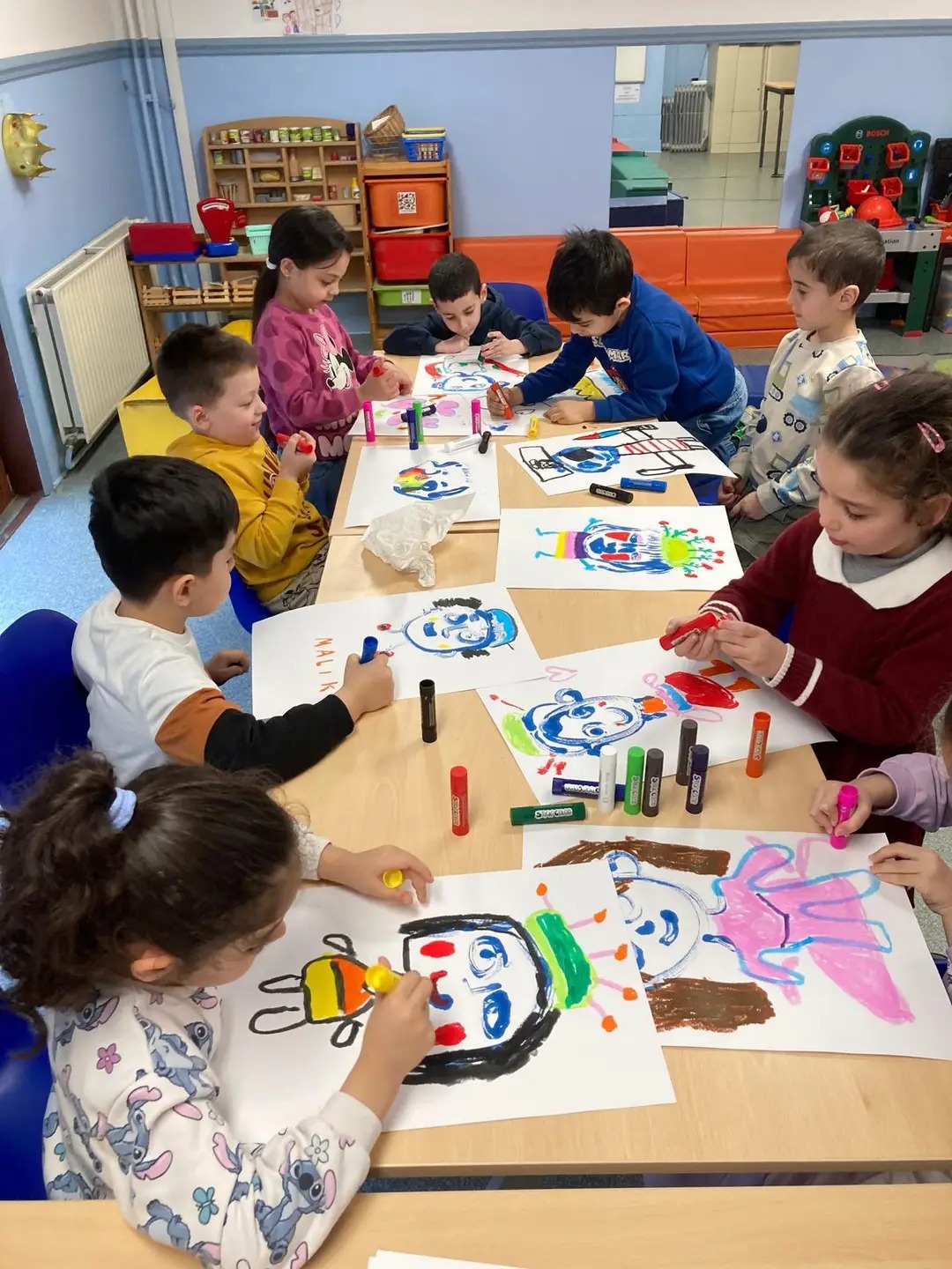 Enfant peignant joyeusement lors d'un atelier créatif à l'Atelier des Petits Pas